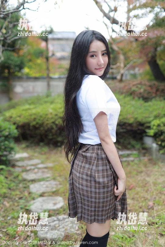 MFStar模范学院-唐琪儿il MFStar模范学院 - 在线瞄唐琪儿il的居家风,你能想象她的沙发有多舒服吗?