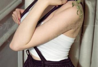 UGirls尤果网 – 丝袜与徐梓伊——分享这双‘限量版’的完美协调！