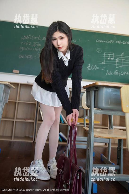 Xiuren秀人网-田依依 Xiuren秀人网 - 沉浸于女人味:图中田依依展示皮衣的另一面!