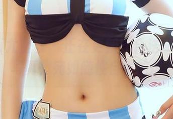 YouMi尤蜜荟 – 正在更新！合法萝莉裸足写真，宛如随性自然的风