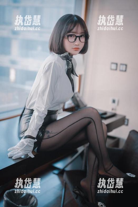 yeeun孙乐乐，复古游戏女孩，在图库里奏响的不止是像素曲调！