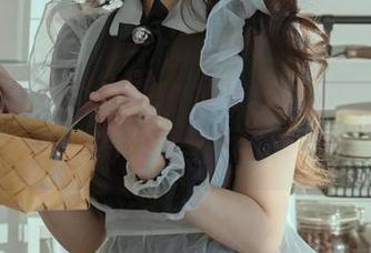 云溪溪的女仆姿态，私房作品里的慵懒一瞥，真有让人驻足的魔力。