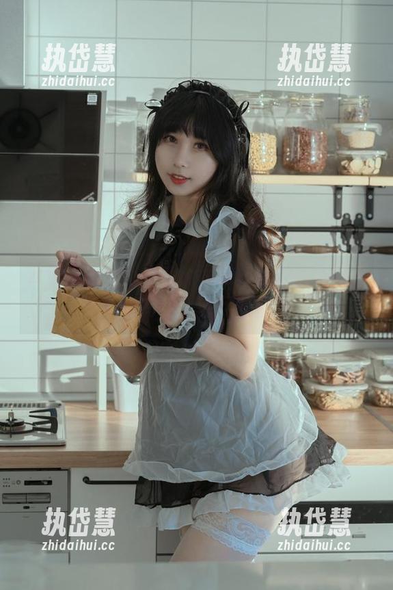 云溪溪的女仆姿态，私房作品里的慵懒一瞥，真有让人驻足的魔力。