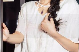 克拉女神 – 瑞莎穿上校服，我的注意力不知不觉就被她抓住了