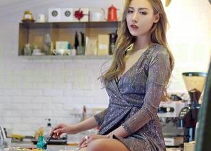 嗲囡囡 – 就是阿朱啊的办公室写真：办公与放松的微妙平衡，图集中每张都是抚慰。