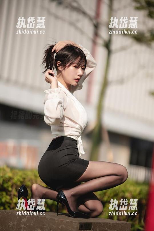 “坏露露香宝”再次惊艳登场，献上露背裙裙的完美套图，杨枝甘露气息浓厚，让人陶醉不已！