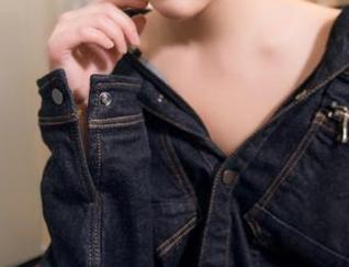 头条女神 – 火儿的肉丝写真：要想看高清，还得有勇气哦。