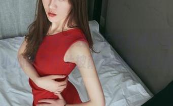 头条女神 – 日常在线，王竹图集带你发现不小心吃了四片披萨后的真实反应！