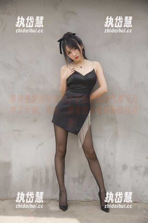 小女巫露娜 青花瓷旗袍好像把小女巫露娜的气质又升华了十倍,哈哈,逼着我去看更新的写真集!