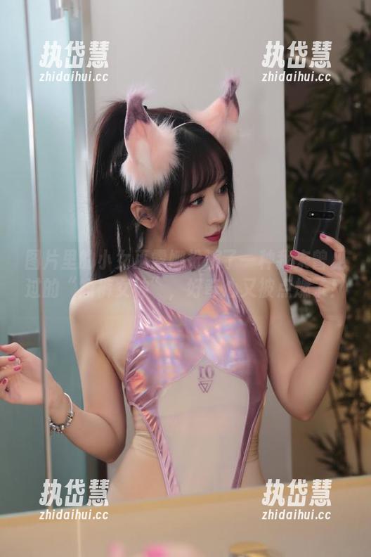 图片里的小女巫露娜扮演了一种我未曾见过的“短裤女神”，好奇心又被点燃了！