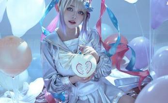 尤猫醒醒ovo的新作：粉头发的美图竟让我想起了棉花糖……要不要站在墙边等着被舔？