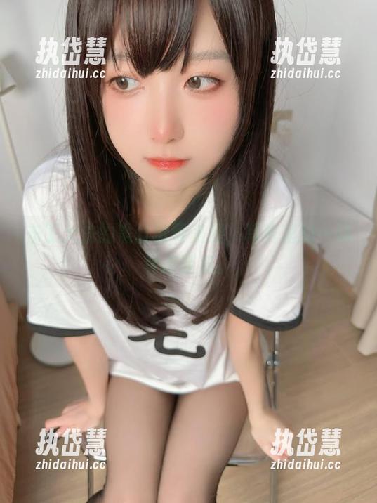 布丁大法的黑丝蜜臀美腿，写真里的一场奢靡诱惑。