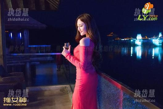 推女神 - 黑丝的她，黄可christine让这组作品的每一张都透着清冷的热情。