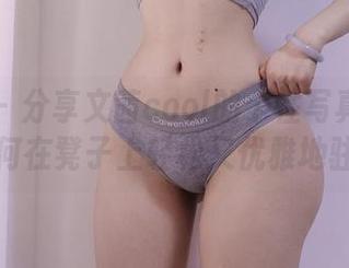 微密圈 – 分享文茜cool的个性写真：看她如何在凳子上轻松又优雅地驻足