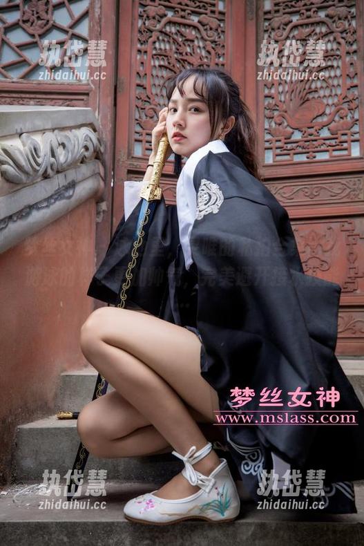 梦丝女神 - 泳池里，灵唯的私拍合集比我游泳的样子更加帅气，完美避开接水技能…
