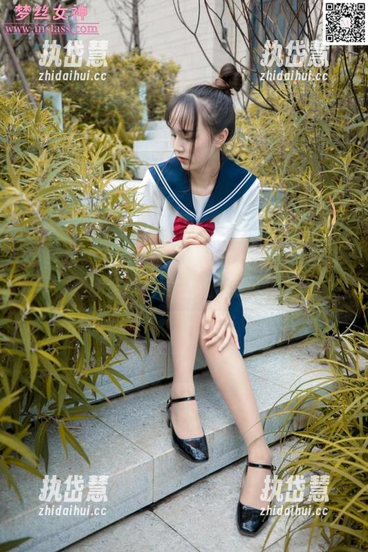 梦丝女神 - 苏柔的夏季时光：一部与夹脚拖和草帽共同主演的写真传奇