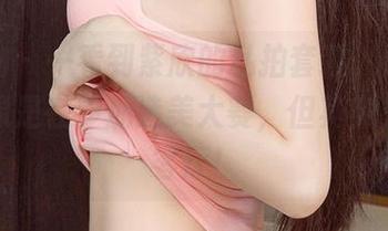 爱尤物 – 一看到紫欣的私拍套装，感觉自己就像是在参加选美大赛，但其实只是在客厅！