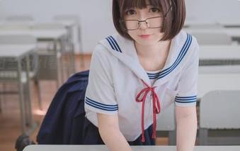 沉浸在白金Saki春日野穹的校服里，高清壁纸把一切细节都展现得淋漓尽致。