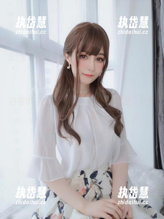 白银81的白丝作品：无意间的柔软，似乎有点心虚
