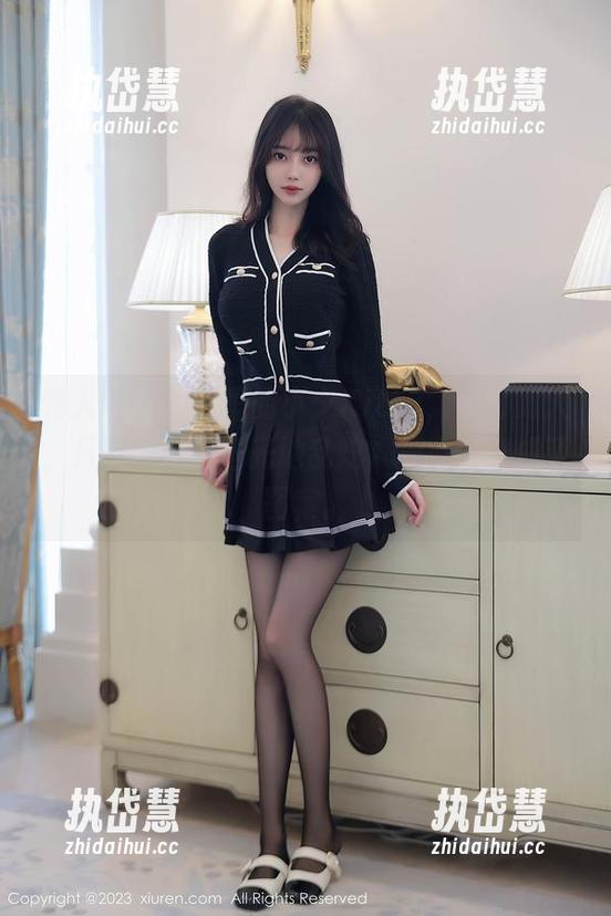 秀人网-小夕Kitty 秀人网 - 照片里的小夕Kitty,夏日如火,只有她敢无圣光地乱炫,把自信穿成了图案。