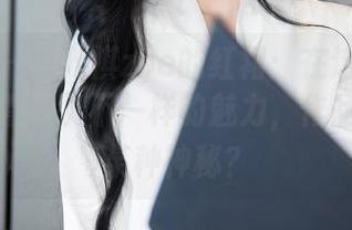 秀人网 – 戴允祺zoe的红裙：在这一溜烟里，我看到了不一样的魅力，作品倒映了某种神秘？