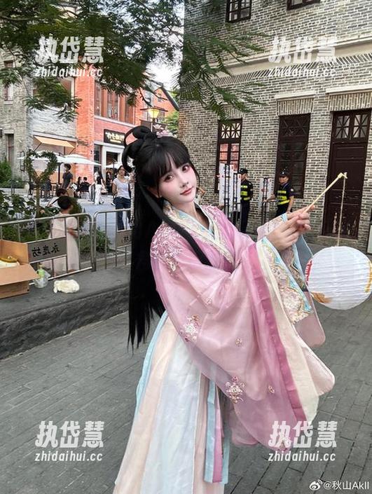 美图更新，秋山AkI户外的新风貌，呀…这角度真别致！