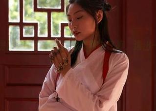 蜜桃社 – 私房静谧时光里，真希穿着牛仔裤，透出一丝淡淡的倔强