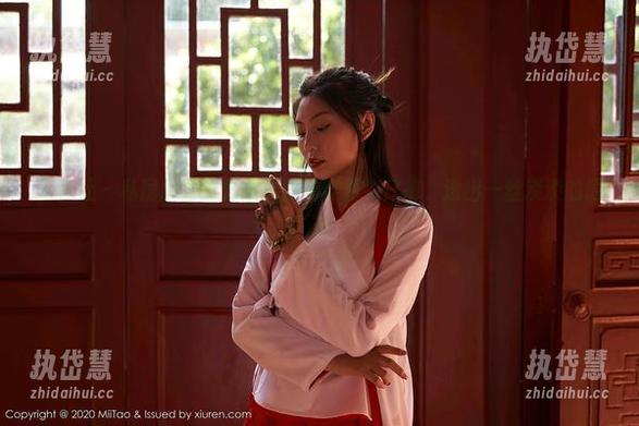 蜜桃社 - 私房静谧时光里，真希穿着牛仔裤，透出一丝淡淡的倔强