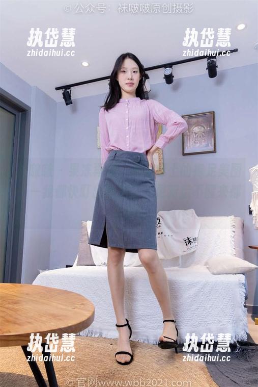 袜啵啵 - 果冻再袭，木地板上的裸足美图——我都快盯出眼花了，更新后不醒来都后悔！