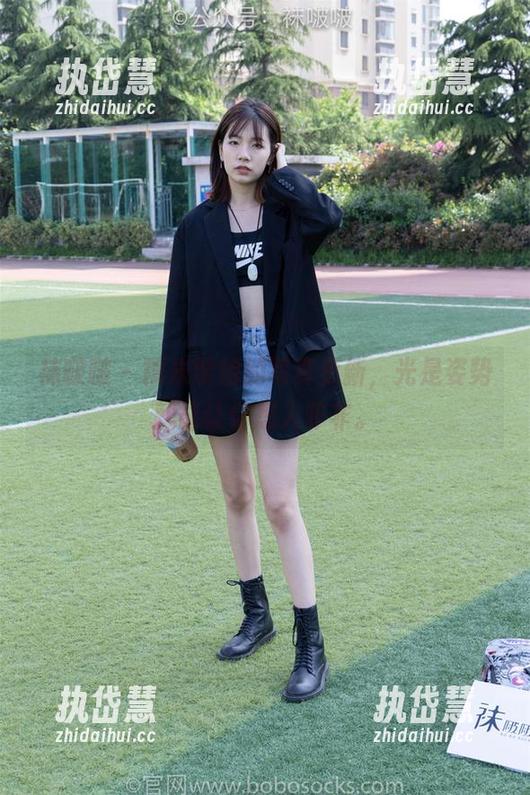 袜啵啵 - 糯米学姐的写真更新，光是姿势就能让你想入非非。