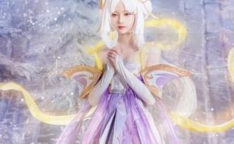 看露儿大魔王穿着礼服在私拍里游走，真像电影里的反转