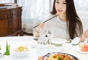 魅妍社 – 斯戴媛Amy的校园套图：在教室里也能拍出清爽的‘好天气’！